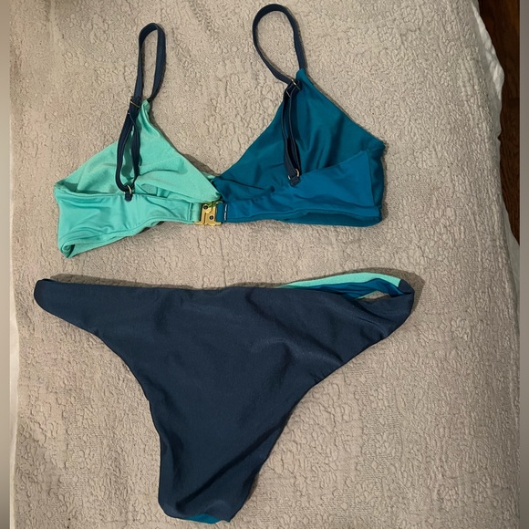 Mink Pink Never Worn - new without tags two tone blue bikini w/adjustable straps - Picture 4 of 9